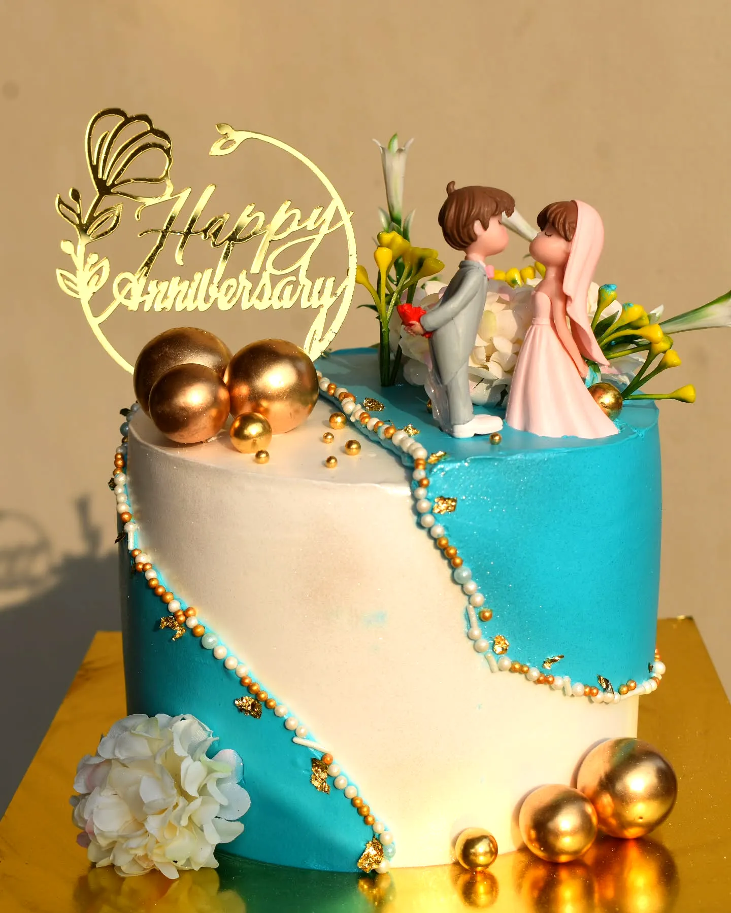 Elegant Wedding Anniversary Cake Design in Turquoise and White