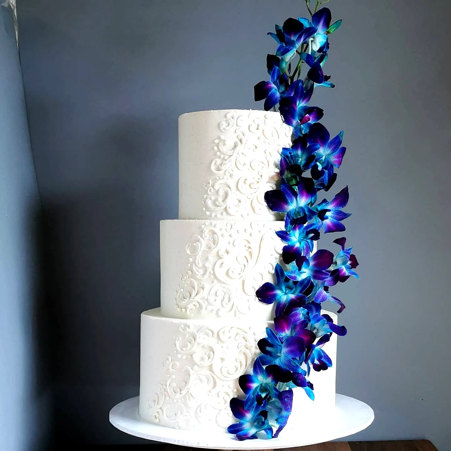 Elegant Wedding Cake Design with Colorful Floral Accents