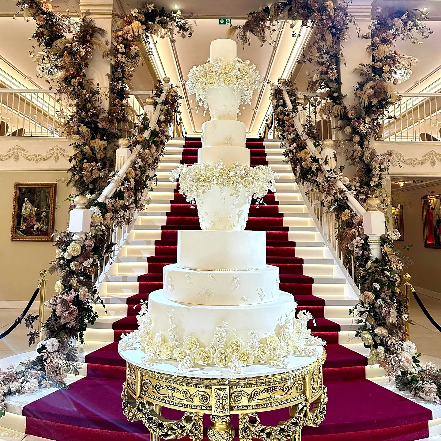 Elegant Wedding Cake Design with Intricate Sugar Flower Decorations