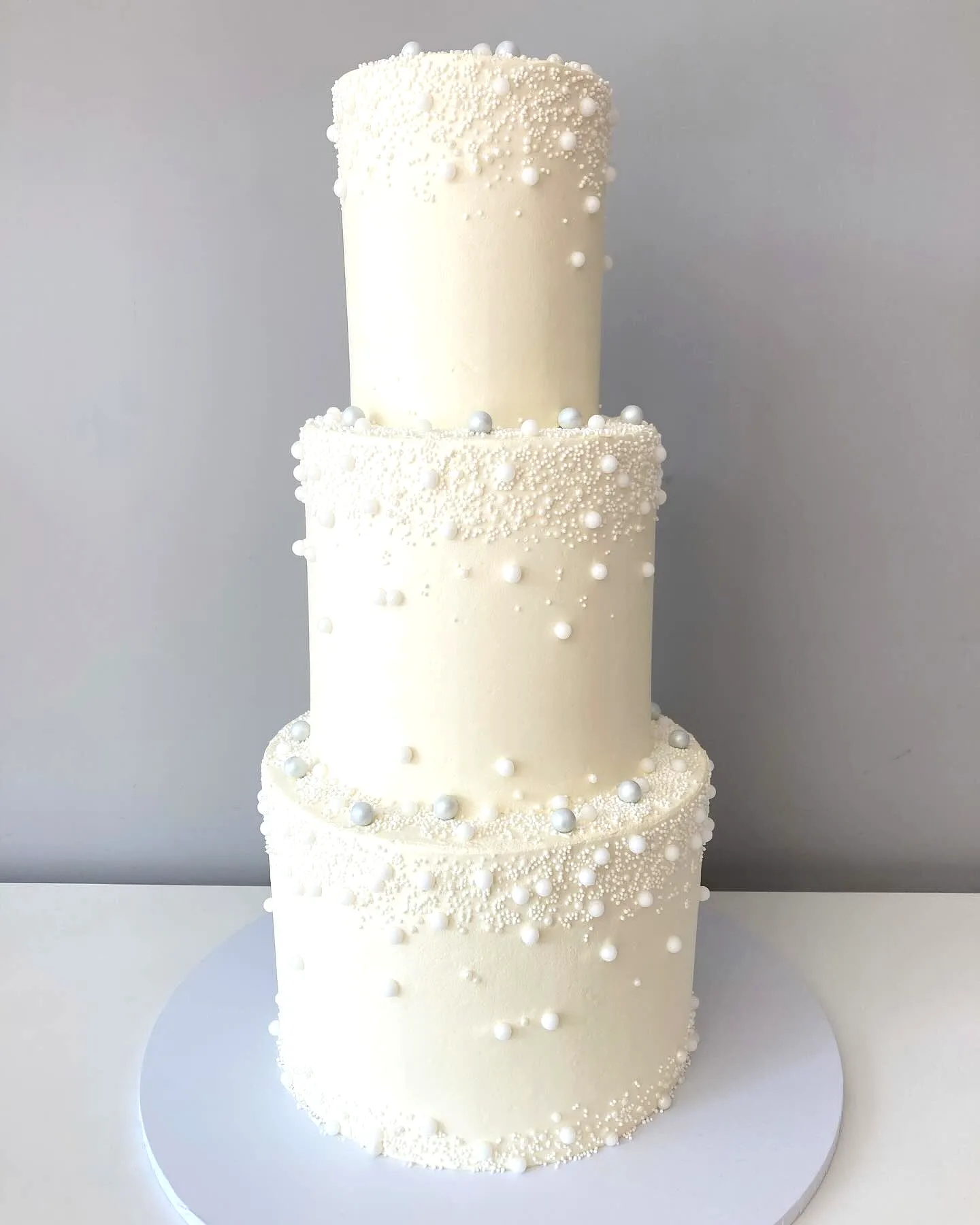 Elegant Wedding Cake Design with Smooth Texture and Sugar Pearls