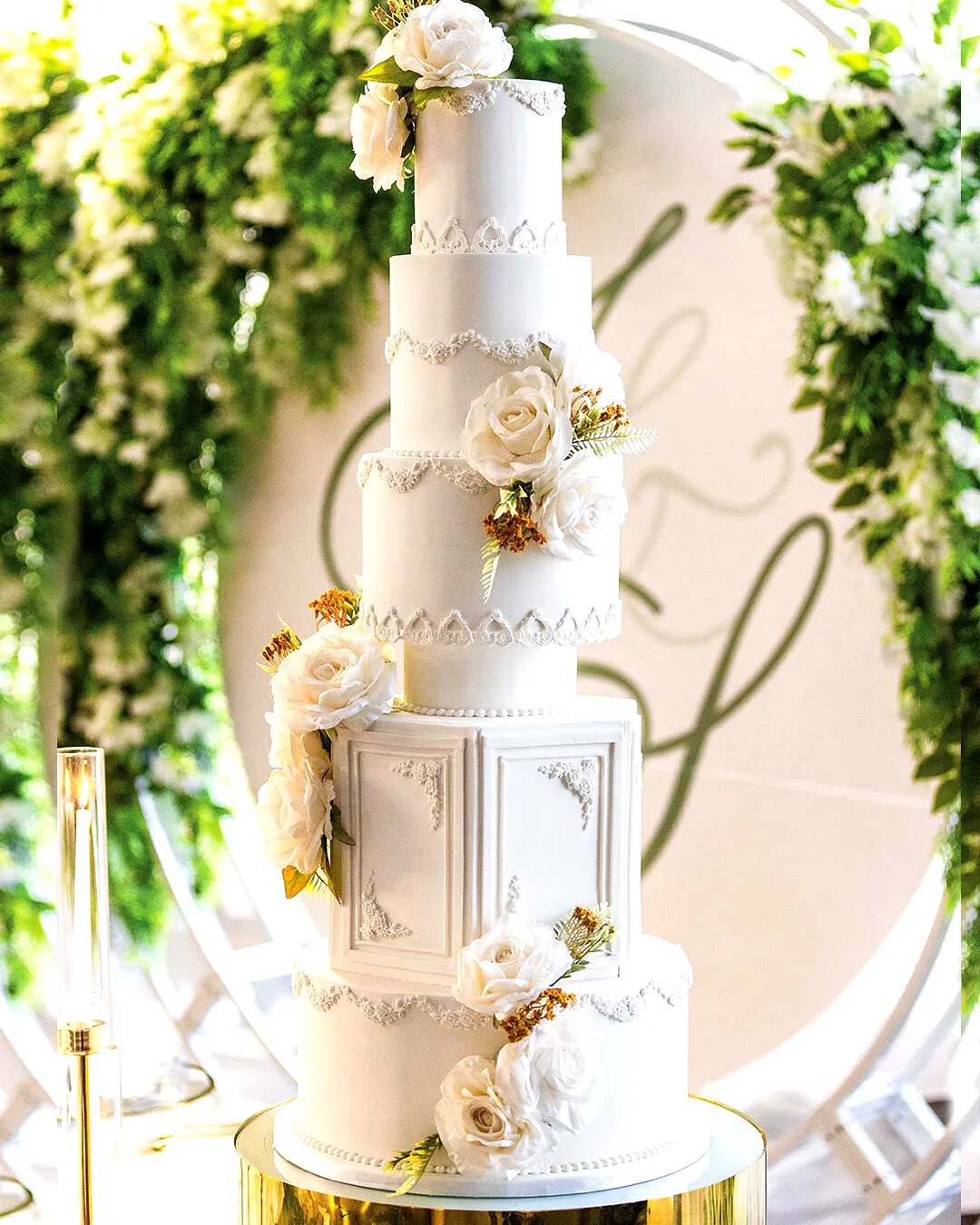 Elegant wedding cake design with white roses and gold accents