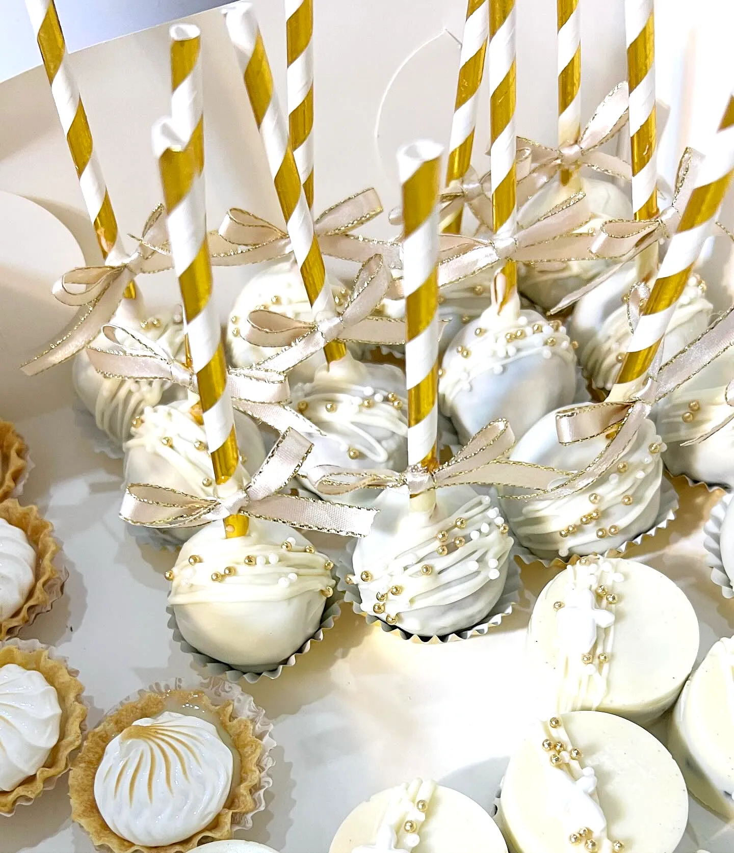 Elegant Wedding Cake Pop Designs for a Luxurious Celebration