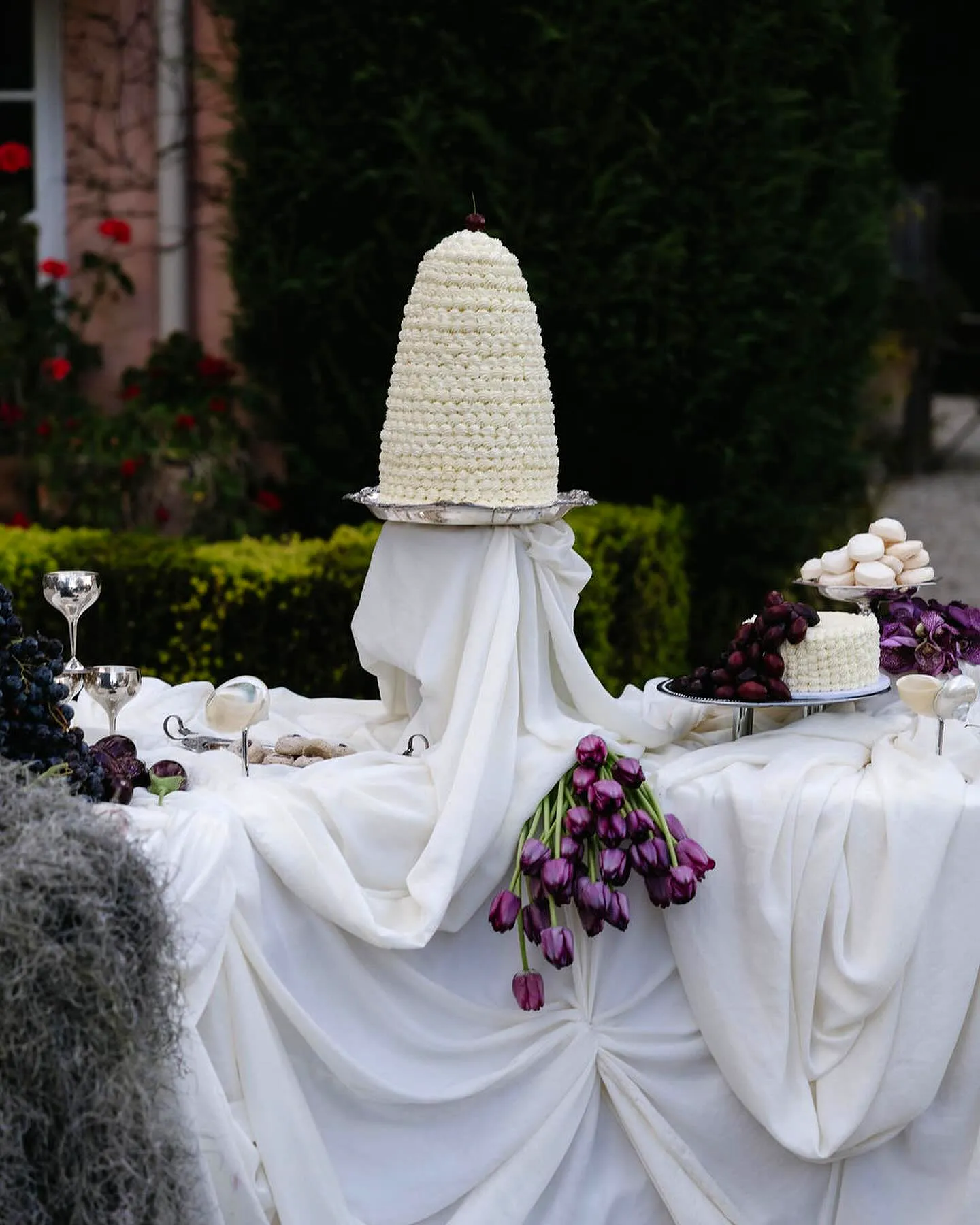 Elegant Wedding Cake Table Ideas Featuring a Sophisticated Whipped Cream Cake