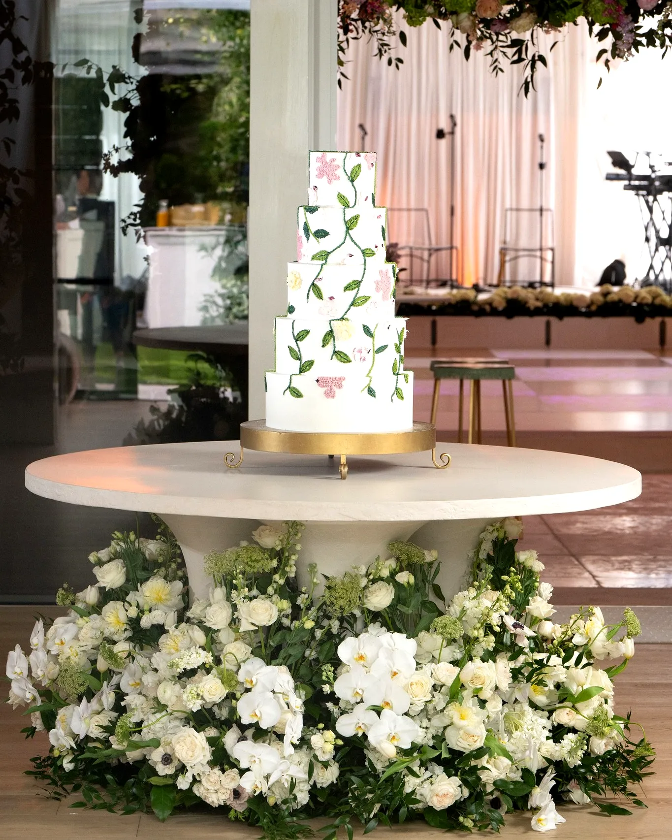 Elegant wedding cake table ideas featuring a stunning four-tiered design