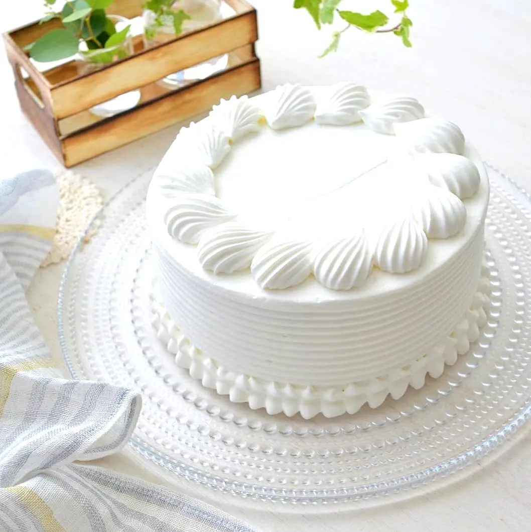 Elegant White Birthday Cake Design for a Classic Celebration