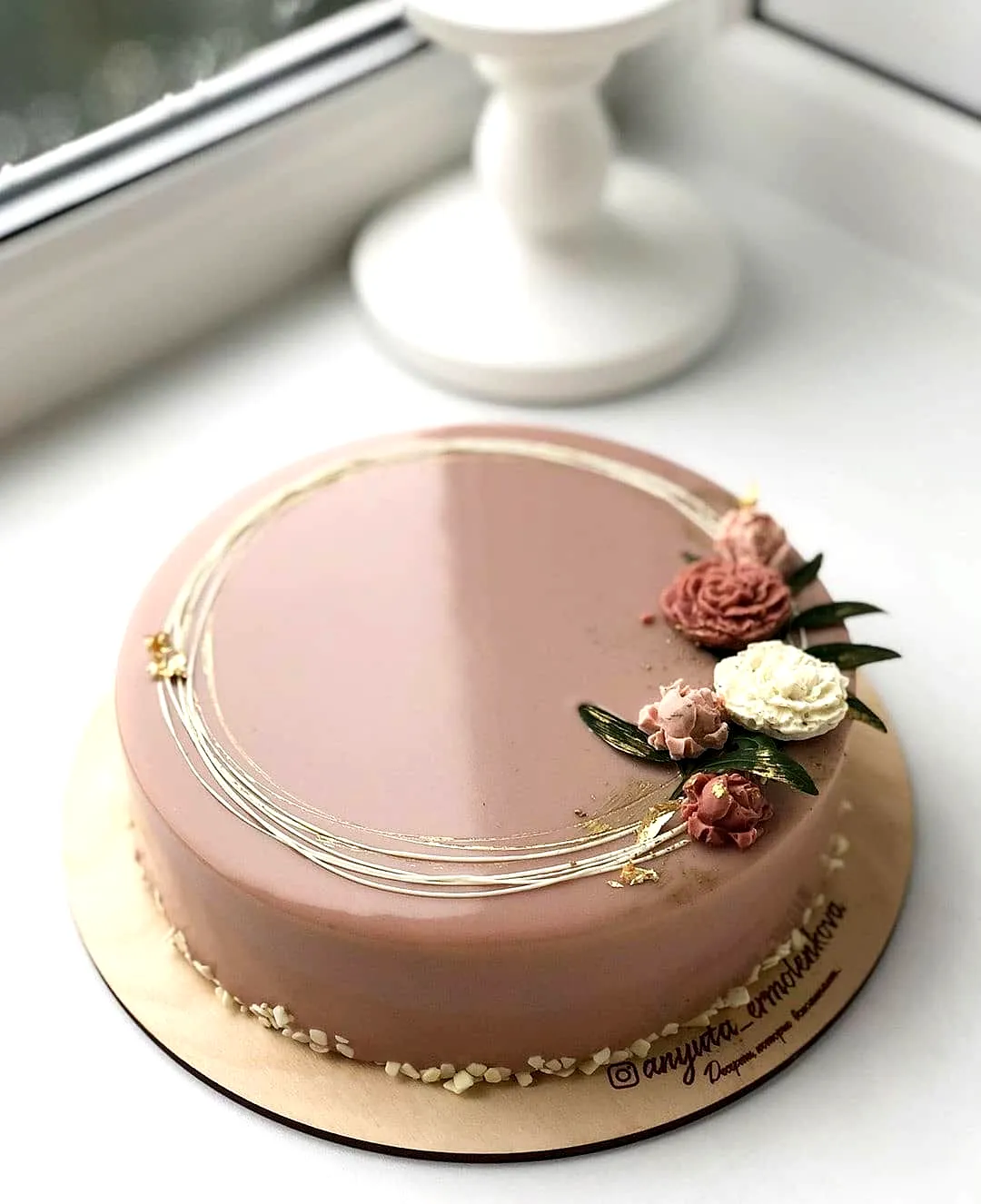 Lovely basic wedding cake design in blush pink with elegant sugar flowers