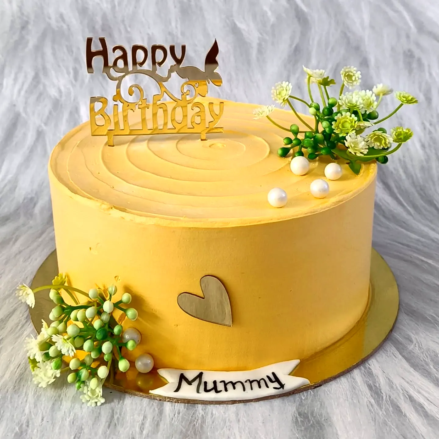 Lovely buttercream birthday cake for mom with floral decorations