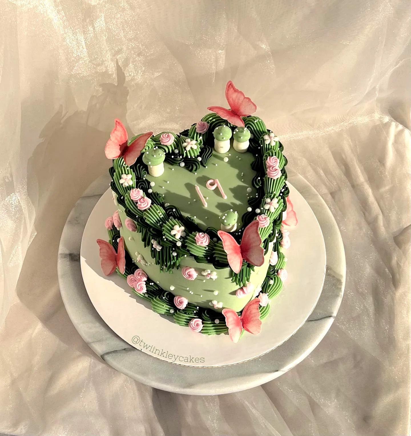 Lovely heart-shaped cake for 19th birthday celebration