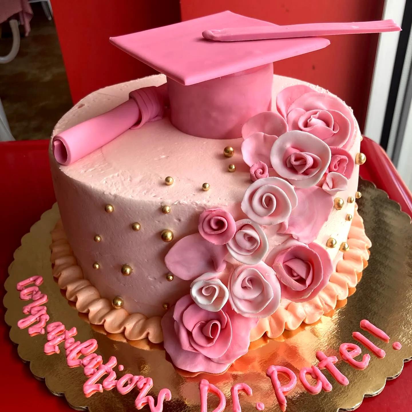 Lovely pink graduation cake design for celebrating college achievements