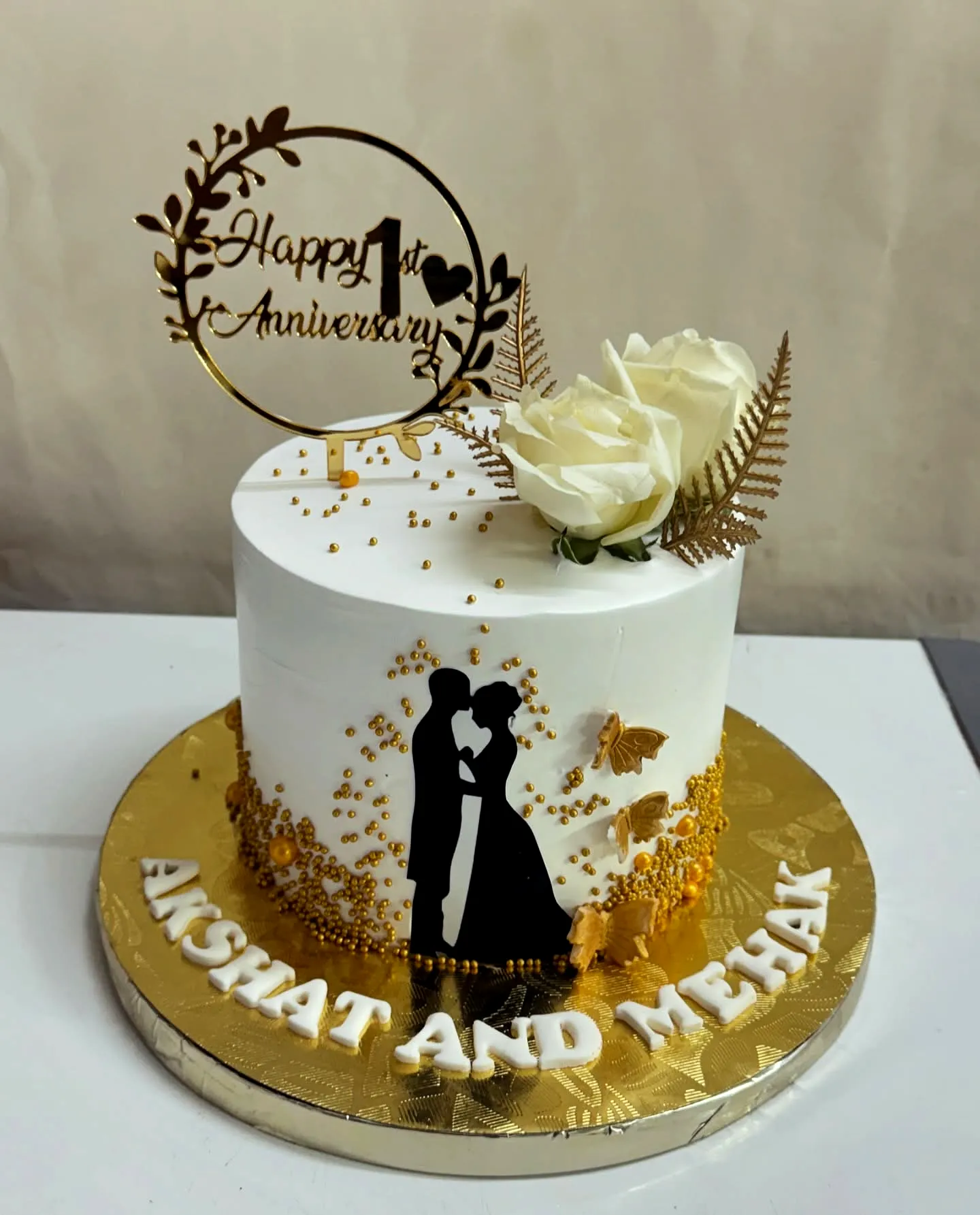 Lovely Wedding Anniversary Cake for a First Celebration