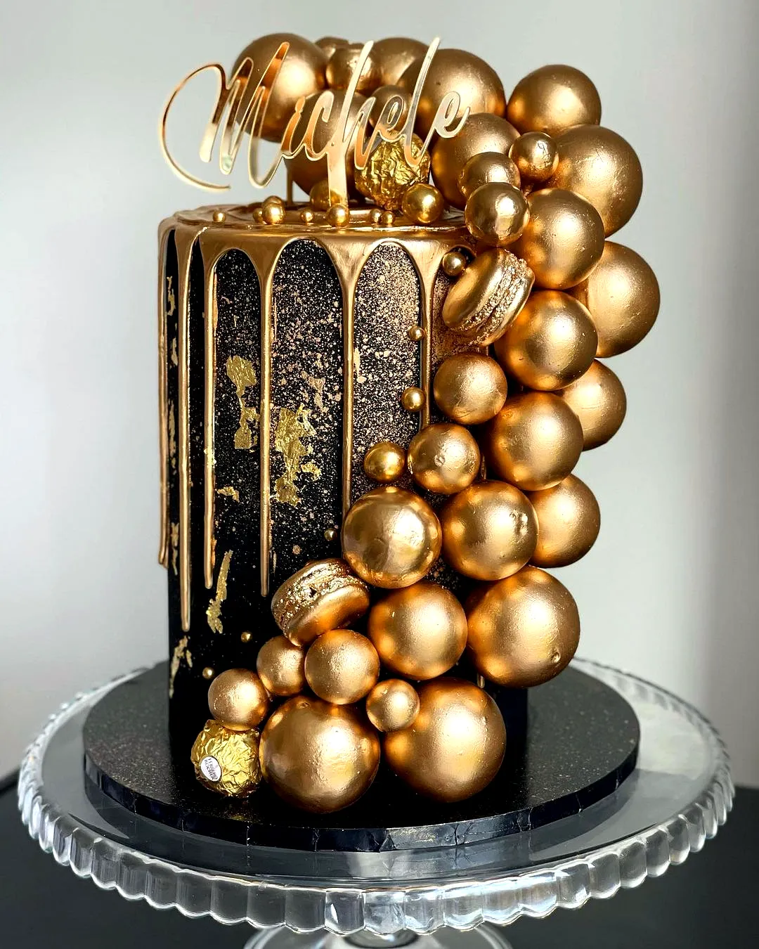 Luxurious Black and Gold Birthday Cake Design for an Elegant Celebration