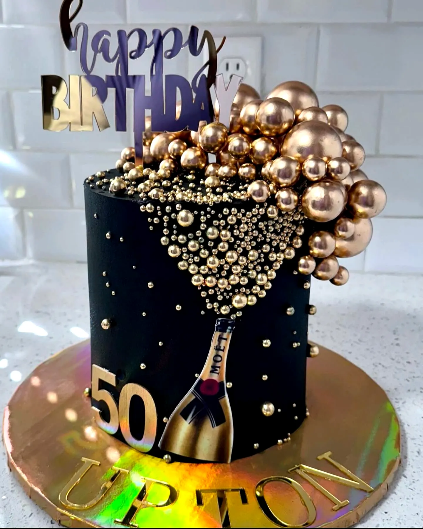 Stunning golden birthday cake design for a chic celebration