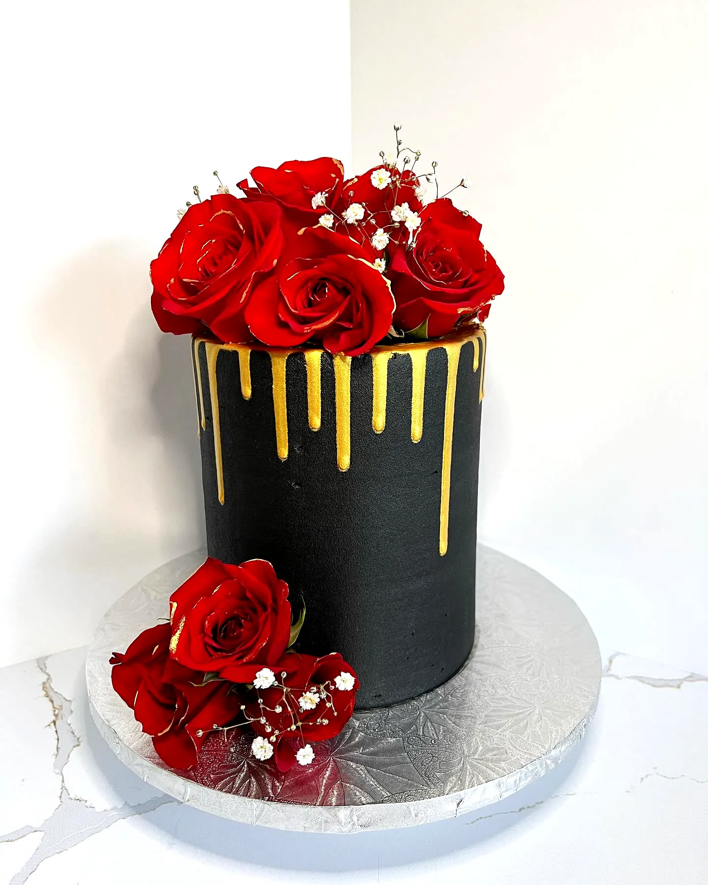 Trendy Red and Black Birthday Cake Design for a Modern Celebration